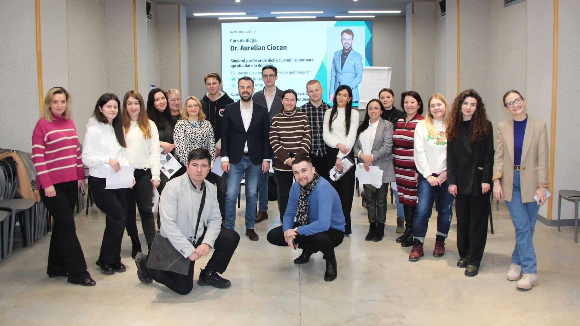 grup de studenti la un curs de dictie