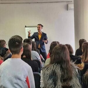 <span>Curs de public speaking </span><span>La clasă </span><span>Adolescenți</span>